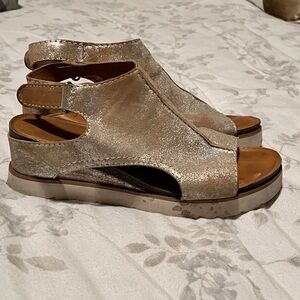 Diba True gold metallic comfort sandals size 9.5